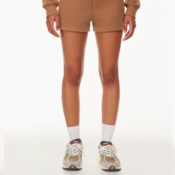 TNA by Aritizia Cozy Fleece Perfect Hi-Rise 3" Sweatshort. - Picture 2 of 9